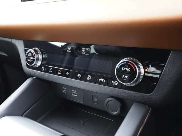 【装備】3ゾーン独立温度コントロール式フルオートエアコンを搭載。運転席、助手席、後部座席の3つのゾーンで個別に温度調整が可能です。それぞれのお好みに合わせて調整してください。
