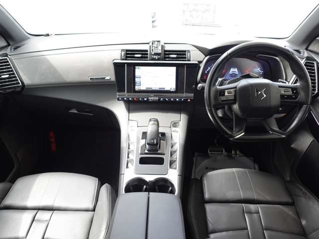 便利なスマートキーシステムを標準装備！バッグの中から鍵を探さなくても、ドアロックの開け閉めやエンジン始動が可能です！