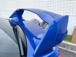 【大型リヤスポイラー】スポーツカーらしさがグッと引き立つ大型リヤスポイラーを装着♪高速走行時のスタビリティ（走行安定性）向上に役立ちます。