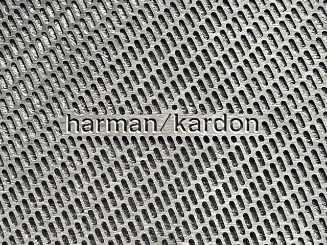 ●harman/kardonサウンドシステム：オーディオ専門メーカーが手掛けるプレミアムスピーカーを装備。多数のスピーカーから、音の粒立ちまで分かる高品質な音楽をお楽しみいただけます。