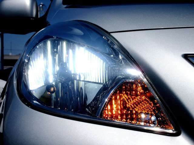 ナイトドライブの味方として人気の社外LEDヘッドライト！　夜間の視界を確保して安全な走行をサポ-トしてくれます。