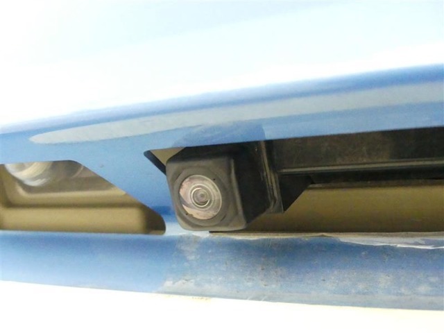 バックカメラが付いているので後方確認が非常にしやすいです。今や運転初心者も熟練者も必須装備！ついていて損はないですね♪