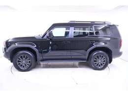 ブラック色のボデーカラーに純正のアルミホイールがマッチしています