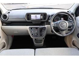 前席全体　広い視界で安心して運転することができますね！