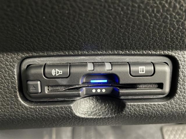 【ETC】有料道路を利用する際に料金所で停止することなく通過できる、ETC車載器（ノンストップ自動料金収受システム機器）が装備されています。セットアップを行うことで利用可能になります。