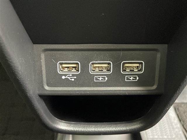 【ETC】有料道路を利用する際に料金所で停止することなく通過できる、ETC車載器（ノンストップ自動料金収受システム機器）が装備されています。セットアップを行うことで利用可能になります。