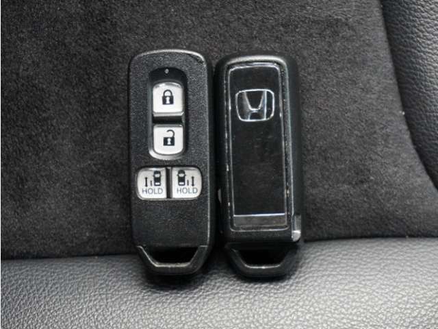 【スマートキー】　かばんやポケットに携帯するだけで、ドアの開け閉め・エンジンの始動が可能です。荷物が多くて手がふさがっている時などとても便利です。