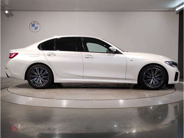 【BMWの伝統-3】BMWのお車は、“駆け抜ける歓び”を体現しております。走行の安定性とコーナリングの良さを追求し、思い通りにハンドルの操作可能です。