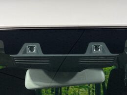 【インテリジェントエマージェンシーブレーキ】フロントカメラで前方の車両や歩行者を検知。衝突しそうな時は衝突被害軽減ブレーキが作動、衝突回避をサポート。より安全にドライブをお楽しみいただけます。