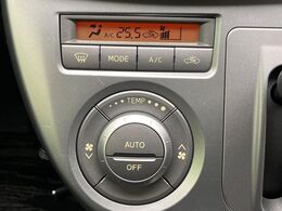 【オートエアコン】一度お好みの温度に設定すれば、車内の温度を検知し風量や温度を自動で調整。暑い…寒い…と何度もスイッチ操作をする必要はありません。快適な車内空間には必須の機能ですね♪