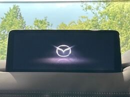 【10.25インチマツダコネクト】車内の雰囲気にマッチした大型ディスプレイ。スマホ接続でのナビ使用やBluetooth再生等、様々な機能が楽しめます。直感的なダイヤル操作が可能で、使い勝手も良好です。