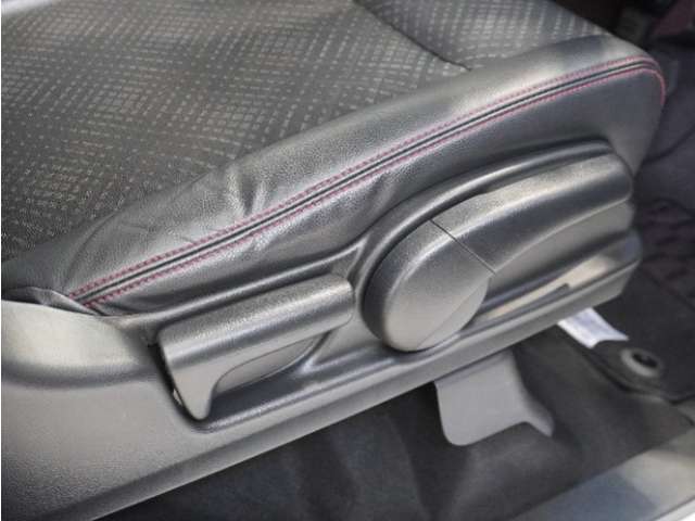 【ハイトアジャスター】レバーの上下操作だけで、座面を運転しやすい高さへ簡単に調節できます。