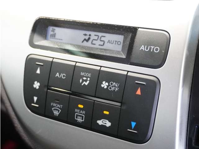 【オートエアコン】温度を設定すれば自動で快適な車内温度を保ちます。エアコン内部の高性能脱臭フィルターで車内のアレルゲンや花粉を除去。