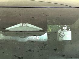 【トヨタセーフティセンス】走行中に前方の車両等を認識し、衝突しそうな時は警報とブレーキで衝突回避と被害軽減をアシスト。より安全にドライブをお楽しみいただけます。