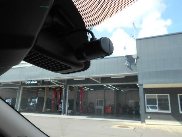 コンパクトなドライブレコーダーです。万が一の瞬間も自動で録画しています。