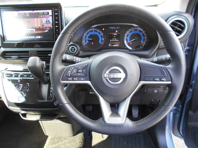 ステアリングハンドルです。オーディオコントロールスイッチが付いて運転中でも手元でオーディオの操作が出来て便利ですよ。