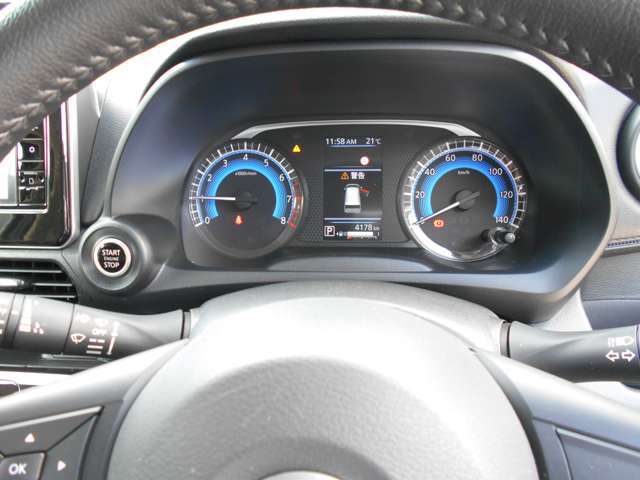 スピードメーターです。ディスプレイが付いて色々な情報が確認できます。