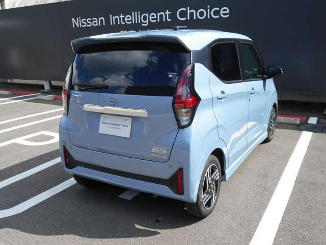 全周囲カメラが付いています。後ろはもちろん隣の駐車ラインまで見れますので車庫入れが簡単で楽しくなりそうです。