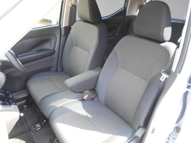 ベンチシートなので、ゆったりと座れますよ。