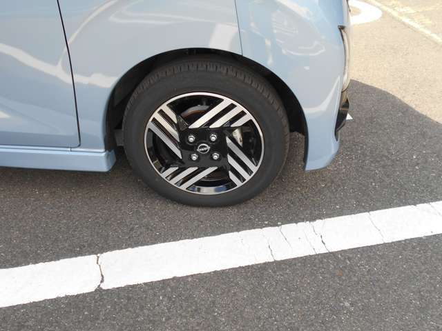 アルミホイールが付いています。お洒落は足元からですね。