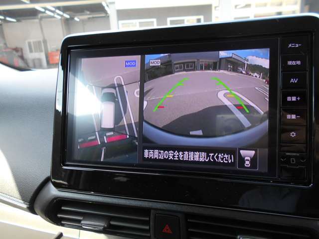 アラウンドビューモニター付き。空から見下ろしているかのようにクルマの周りの安全をディスプレイに映し出してくれます。周囲の状況がひと目で把できるため見通しの悪い場所での駐車もスムーズですよ。