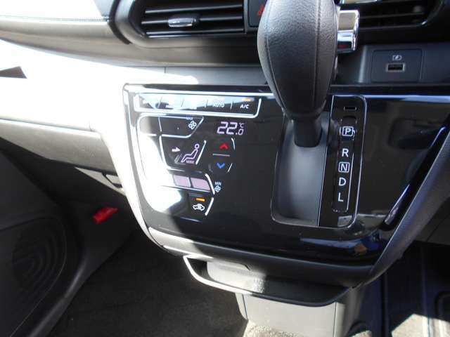 エアコン操作パネルはタッチパネル式なのでスッキリしていて操作しやすいだけではなくお手入れも簡単です！