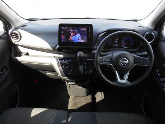 大画面のナビゲーションが付いています。ドライブや知らない場所で活躍しますよ。