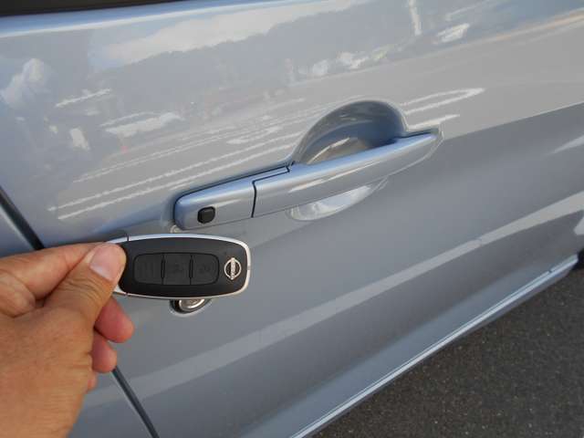 スマートキーなので、わざわざリモコンを取り出したりカギを差し込まなくても手ぶらでドアロックの解錠施錠が出来ます。