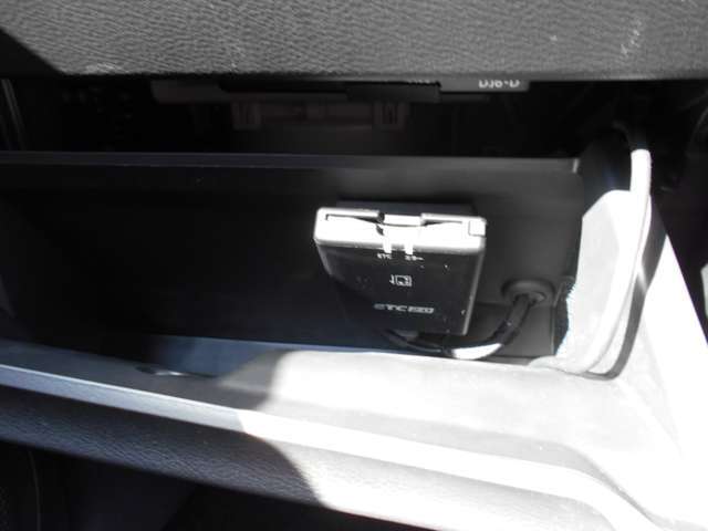 ETCが付いています。いちいち止まらなくても料金所もスムーズに通過出来ますね。