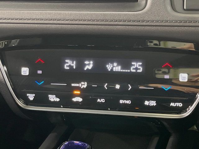 【オートエアコン】一度お好みの温度に設定すれば、車内の温度を検知し風量や温度を自動で調整。暑い…寒い…と何度もスイッチ操作をする必要はありません。快適な車内空間には必須の機能ですね♪