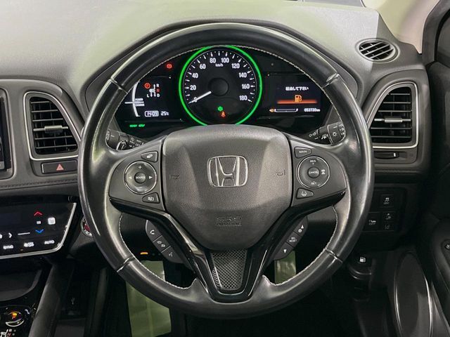 【車線維持支援システム】高速道路走行時、車線からはみ出しそうな時にステアリングを制御。より安心・安全な運転をサポートしてくれます！