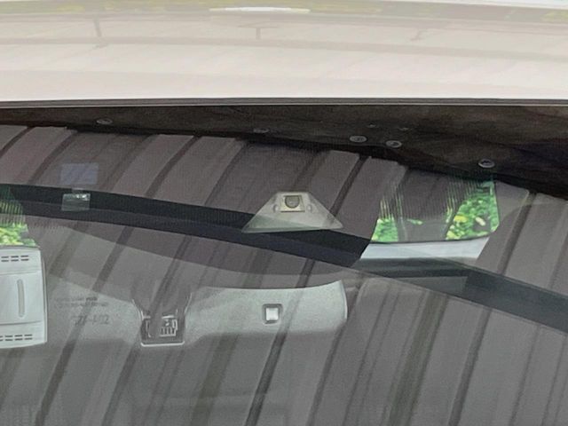 【ホンダセンシング】走行中に前方の車両等を認識し、衝突しそうな時は警報とブレーキで衝突回避と被害軽減をアシスト。より安全にドライブをお楽しみいただけます。