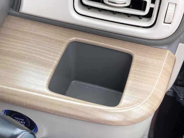 運転席ハンドルの右側にもドリンクホルダーがございます！お飲み物だけではなく、携帯電話なども置けますね♪