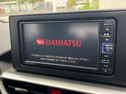 【純正ナビ】人気の純正ナビを装備しております。ナビの使いやすさはもちろん、オーディオ機能も充実！キャンプや旅行はもちろん、通勤や買い物など普段のドライブも楽しくなるはず♪