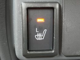 【シートヒーター】寒い日に重宝するシートヒーター！エアコンより早く温まってくれるので寒がりの人も安心ですね♪エアコンの温風は乾燥するから苦手、という方にもをおすすめです。