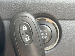 【キーレススタートシステム】カバンやポケットに入れたままでもドアの施錠・解錠が可能なスマートキーを装備。エンジンのオン・オフ時もカギを取り出す必要が無いからとっても便利です♪