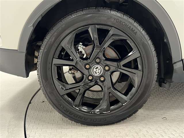 タイヤサイズは225/50R18！残り溝は7ミリ程度です！純正アルミホイール！アルミホイールに傷があります。