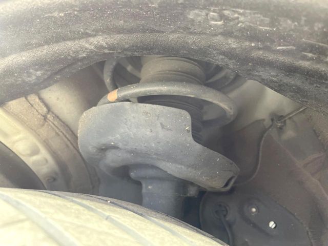 お車を安心してお乗りいただく為には、足回りの定期点検が欠かせません。サービスサポート（有償保証）では無料点検もご提供しており、安心のカーライフをお過ごしいただけるサポート体制が整っています。