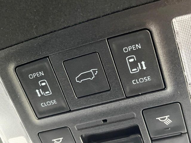 【両側パワースライドドア＆電動リアゲート】スマートキーや運転席のスイッチで後席両側スライドドアの開閉が可能♪電動だから力を入れてドアを開ける必要が無く、小さなお子様でも簡単に開け閉めでき快適です♪