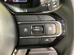 【アダプティブクルーズコントロール】高速道路での長距離走行が楽に！！自動で速度を保つクルーズコントロールが、衝突軽減システムと連携し、前方の車両を感知して車間を保つように速度調節してくれます！！