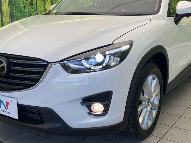 【LEDヘッドライト】悪天候や夜間走行時も良好な視界を確保し安心して運転できる高輝度LEDヘッドライトを装備！点灯速度が早く、消費電力も抑えられています。