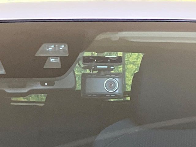 【ドライブレコーダー】安心・安全なカーライフに必須のドライブレコーダーを装備！走行中はもちろん、あおり運転や事故に遭遇した際の状況も映像で記録し、万一のリスクに備えます。