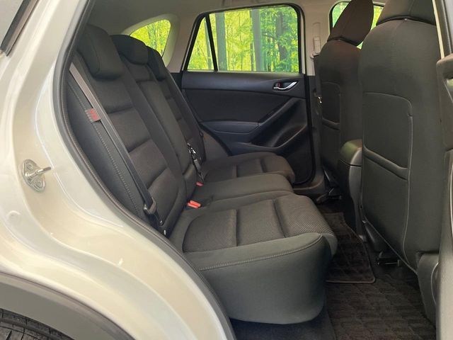 後部座席も気になるようなキズ・汚れやへたり等、大きなダメージはなく、良好な状態です。