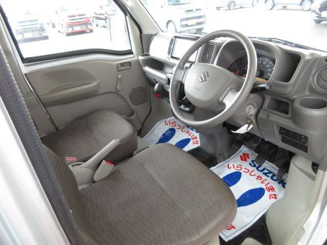 運転席より室内☆無料保証付き販売車です！ ☆全国どこへでも！ 陸送可能(有料)ですので、県外の方も是非ご相談ください！