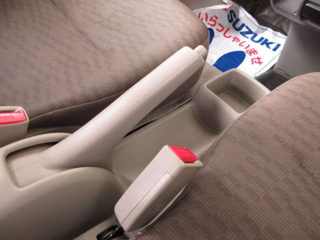サイドブレーキは手引き、ドリンクホルダー☆無料保証付き販売車です！ ☆全国どこへでも！ 陸送可能(有料)ですので、県外の方も是非ご相談ください！