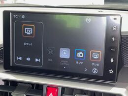 【ディスプレイオーディオ】視認性が高いディスプレイ付きオーディオを装備♪操作性も良好で直感的なソース選択が可能です。バックカメラを接続すれば後退時のカメラ画像もチェックでき便利！