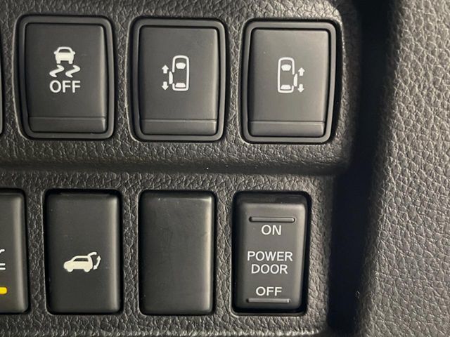 【両側パワースライドドア】スマートキーや運転席のスイッチで後席両側スライドドアの開閉が可能♪電動だから力を入れてドアを開ける必要が無く、小さなお子様でも簡単に開け閉めでき快適です♪