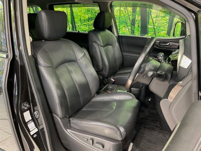 運転席シート廻りは使用感も少なく、良好な状態となっています。前オーナー様が丁寧に使っていたことがよくわかりますね。