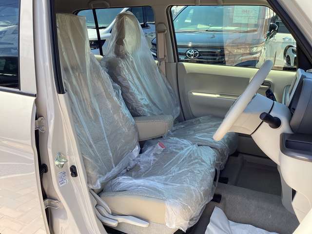 ヘタリもなく綺麗な状態です。シートリフトがついてますので、お好みのシートポジションで運転できます。