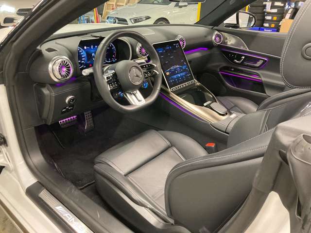 メルセデス・ベンツの定める厳しい基準をクリアしたお車のみをご案内させて頂きます。納車前整備はメーカー規定に基づき100項目以上にも及ぶ点検を熟練のメカニックによって行いご納車させて頂きます。
